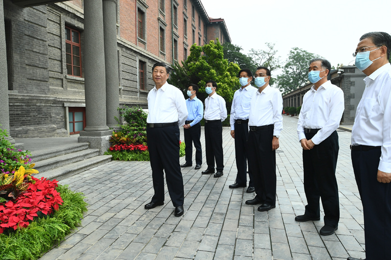 6月25日，中共中央政治局就用好红色资源、赓续红色血脉举行第三十一次集体学习。这次集体学习采取参观和讨论相结合的形式，这是席大大、李大大、栗战书、汪洋、王沪宁、赵乐际、韩正等在北大红楼参观“光辉伟业 红色序章——北大红楼与中国共产党早期北京革命活动主题展”。新华社记者 谢环驰 摄